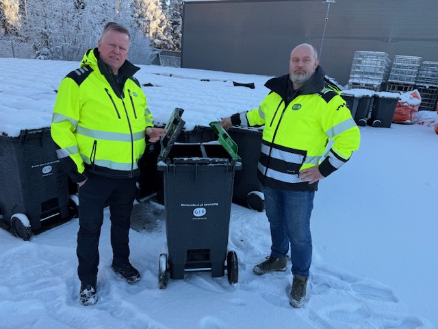 Daglig leder i GIR, Bjørn Stolt (tv.) og avdelingsleder Tommy Martinsen, innrømmer at det vil bli alt annet enn pent når opp til syv slike dunker ved siden av hverandre vil måtte settes opp på bakken på fellesanlegg for at kommunen skal nå kravene Statsforvalteren setter til måten vi sorterer matavfall på.