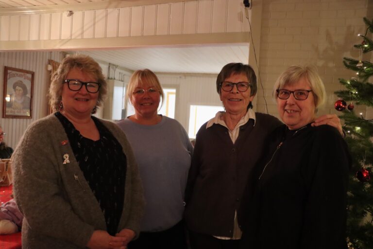Hilde Amundsen (f.v.), Marita Alfredsen Hagen, May Waaler og Unni Bråten Høgåsen er bak Hjerteroa Hobbyklubb.