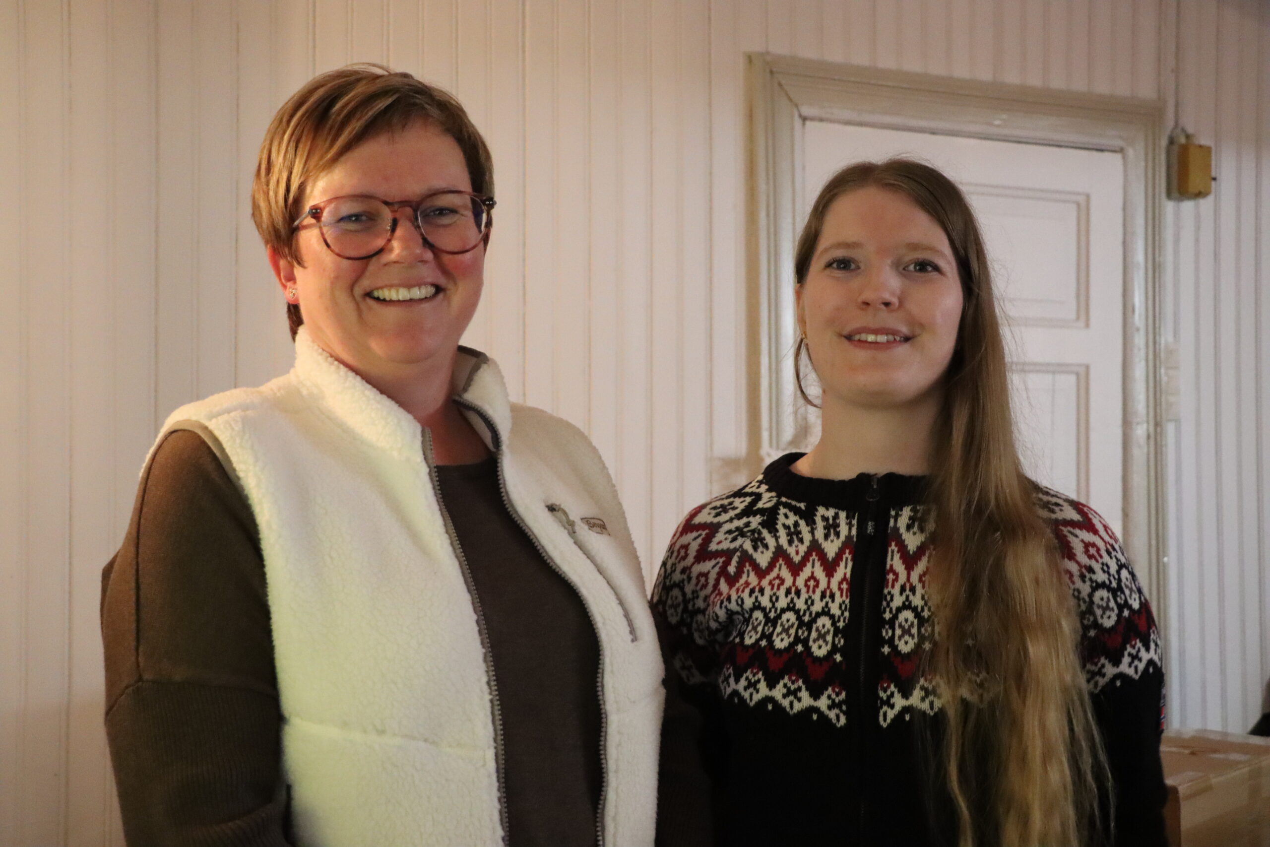 Celine Henricsson (f.v.) og Siv Carina Skavåsen har vært aktive i Hjerteroa Hobbyklubb siden oppstarten for et og et halvt år siden.