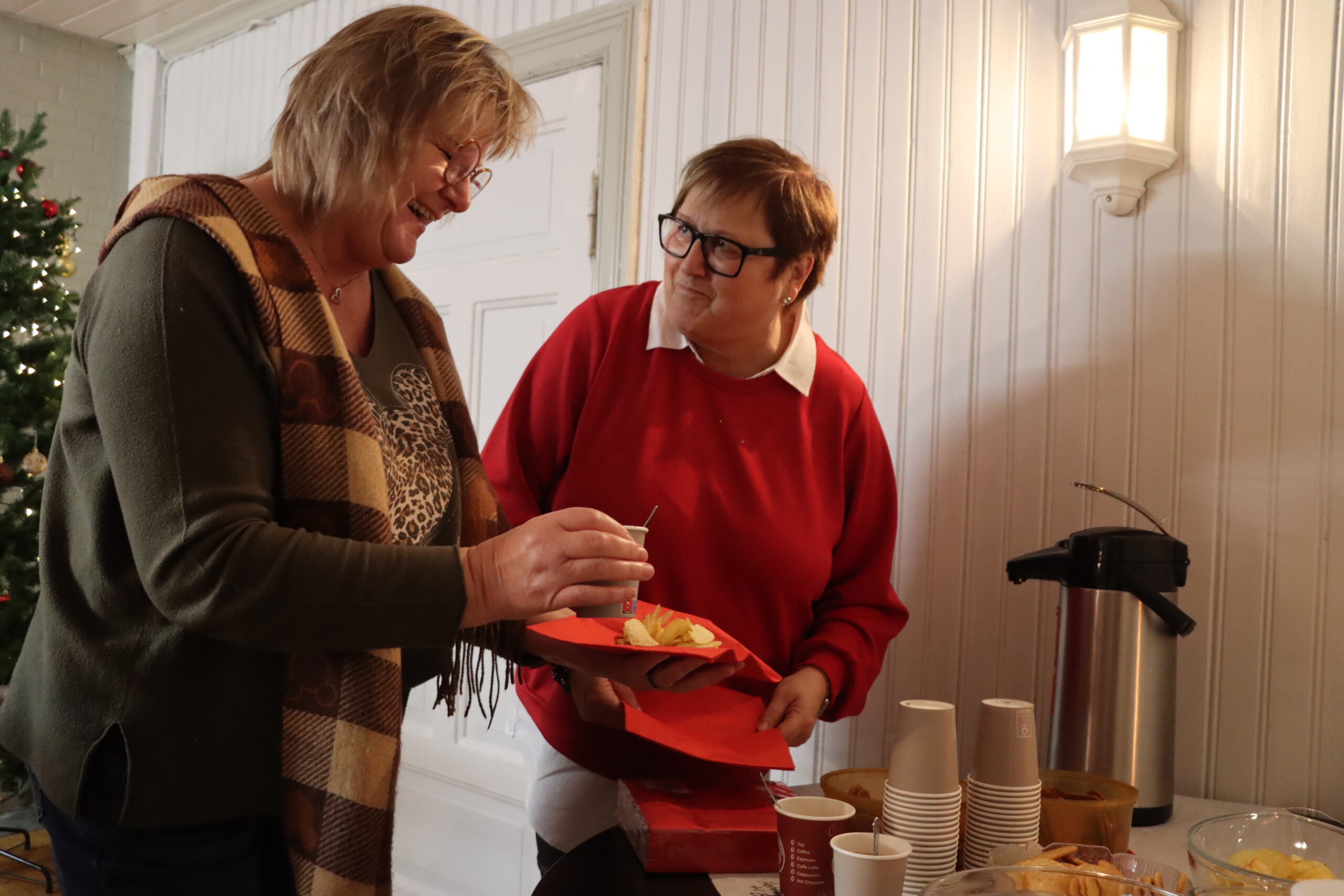 Hygge, kos og sosialt samvær står i fokus hos damene under møtene.