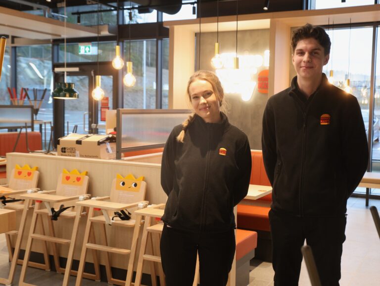 Marthe Hjelmeland og Jørgen Dahlsveen gleder seg til torsdagens åpning av Burger King.