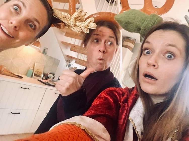 Maren Myrvold, Berit Cardas og Marita Kjetland Rabben setter opp familieforestillingen 
