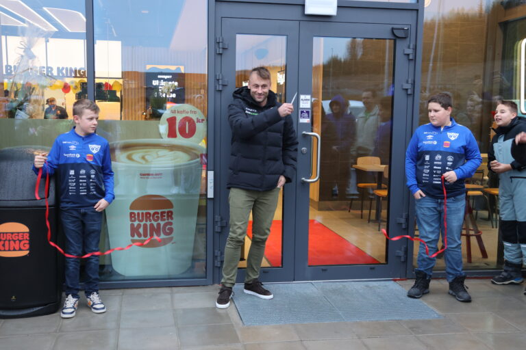 Petter Northug tok turen til Kongsvinger for å åpne den nye Burger King restauranten. G14 fotball-spillere fra Eidskog fikk æren av å holde båndet.