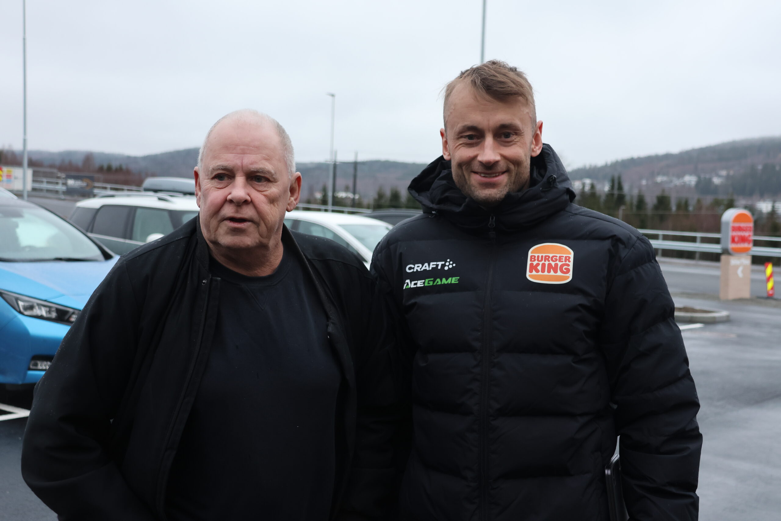 Anders Hagen fra Brandval og Petter Northug har spilt inn reklamefilm sammen og det ble et hyggelig gjensyn mellom de to på parkeringsplassen foran Burger King.