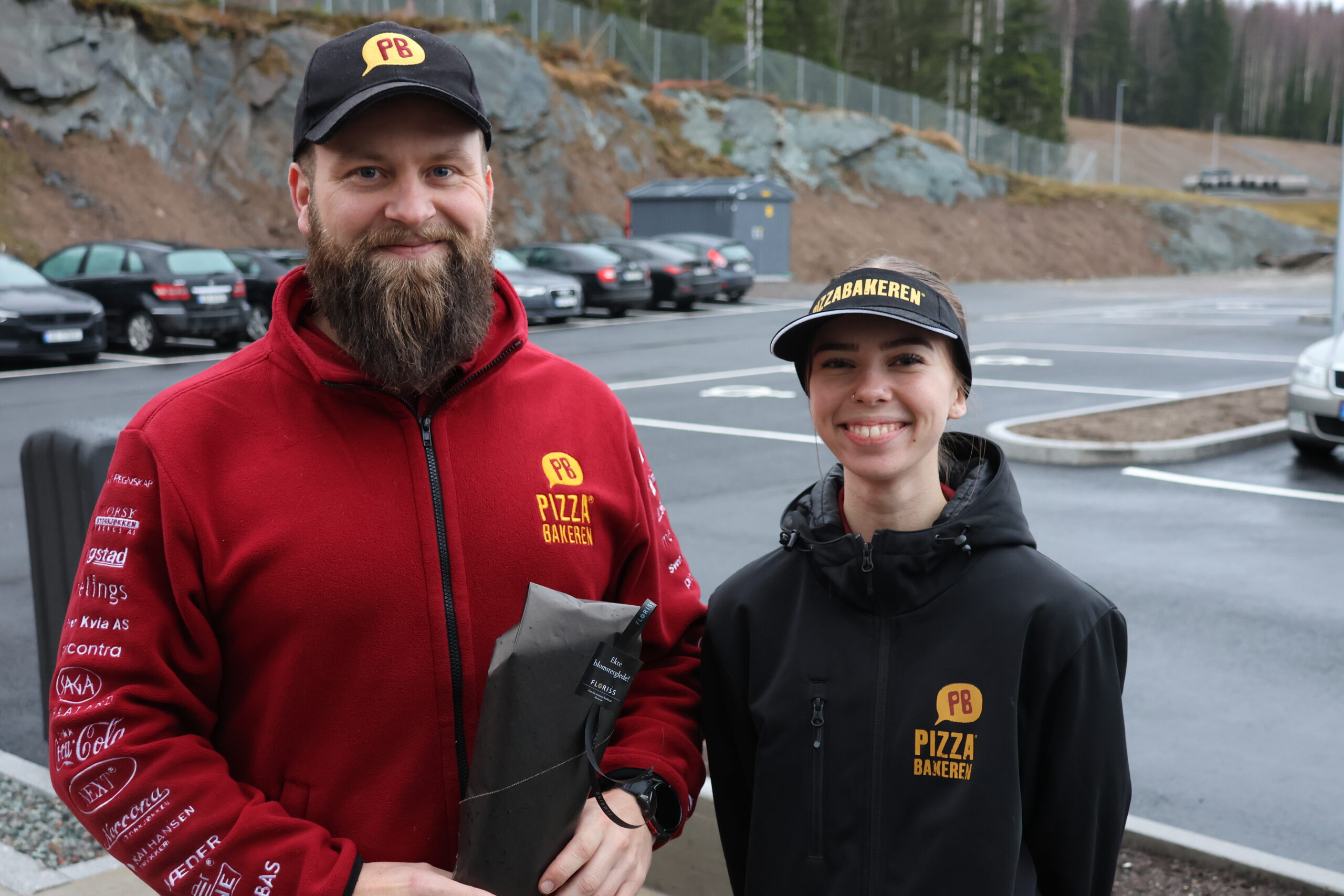 Jonas Linnerud og Sara Aanby fra Pizzabakeren i Kongsvinger hadde tatt turen for å overlevere blomster og ønske Burger King velkommen til byen.