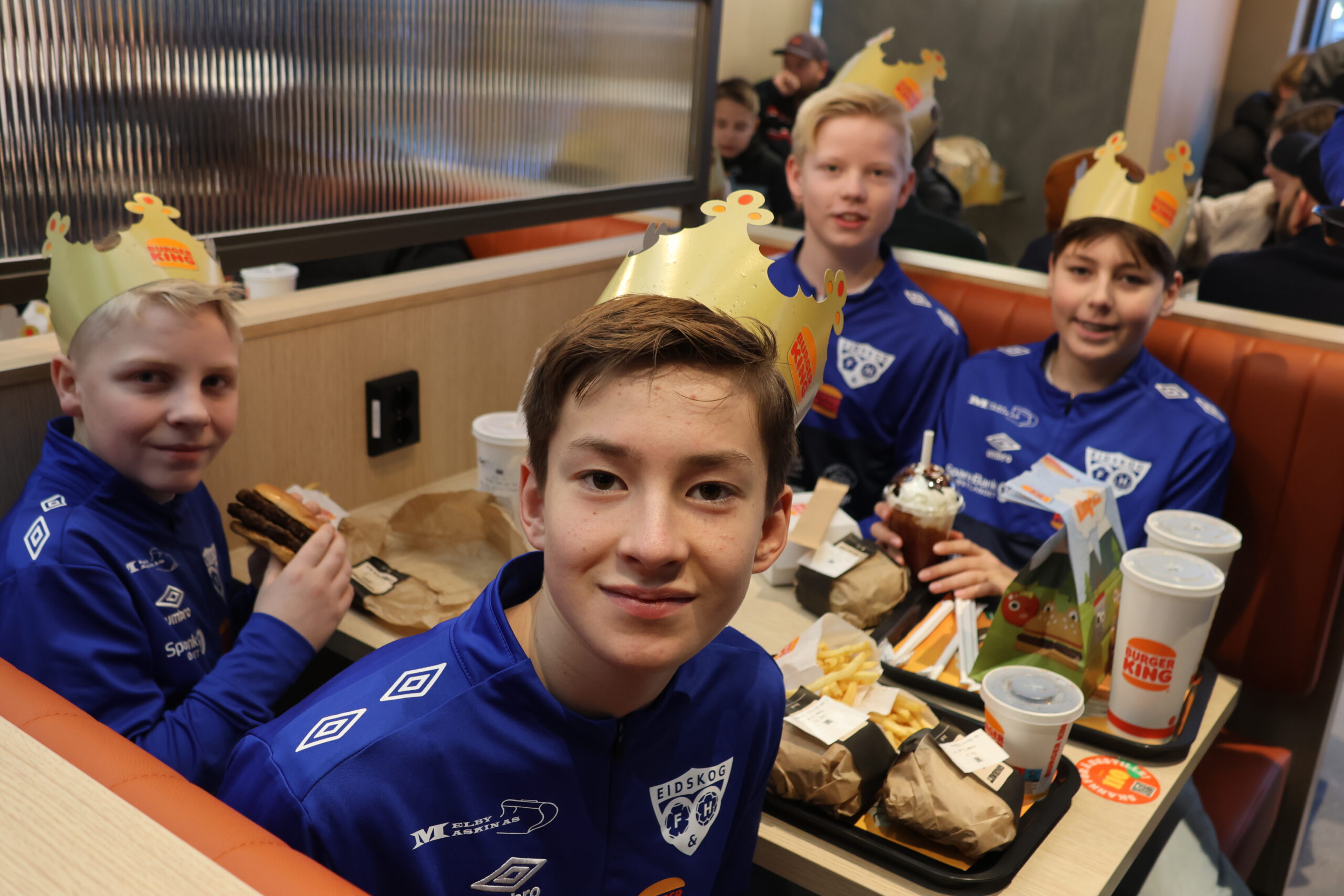 Filip Van Wiek, isak Malmer Lindkjølen, Iver Bonnerud Askerud og Ole Johan Bremseth på G14-laget til Eidskog var glade for å få delta på åpningen av den nye Burger King restauranten.