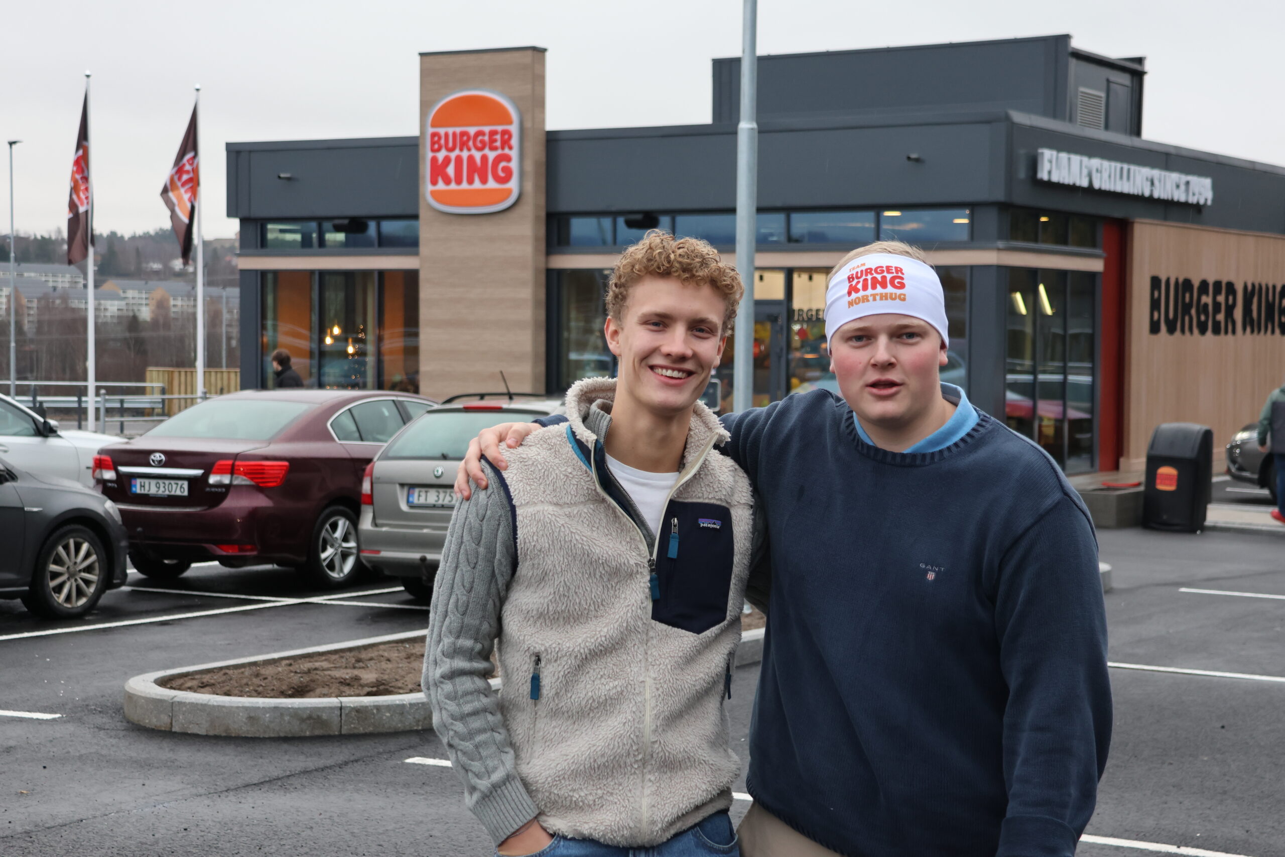 Emil Bakken og Birk Neskvern hadde gledet seg til åpningen av den nye burger-restauranten. — Nå slipper vi å reise til Kløfta for å spise burger. Gutta var fornøyde med måltidet og inntrykket av spisestedet var positivt. --Det ser veldig moderne ut, rent og pent og man får lyst til å spise her, konkluderte guttene.