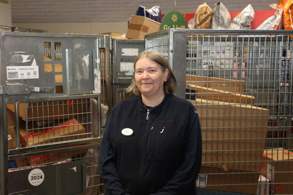 Hos butikksjef Silje Aasletten i Joker-butikken på Vennersberg er det mange pakker som venter på sine eiere. Butikken er postutdeler for både Posten, DHL og Helthjem.