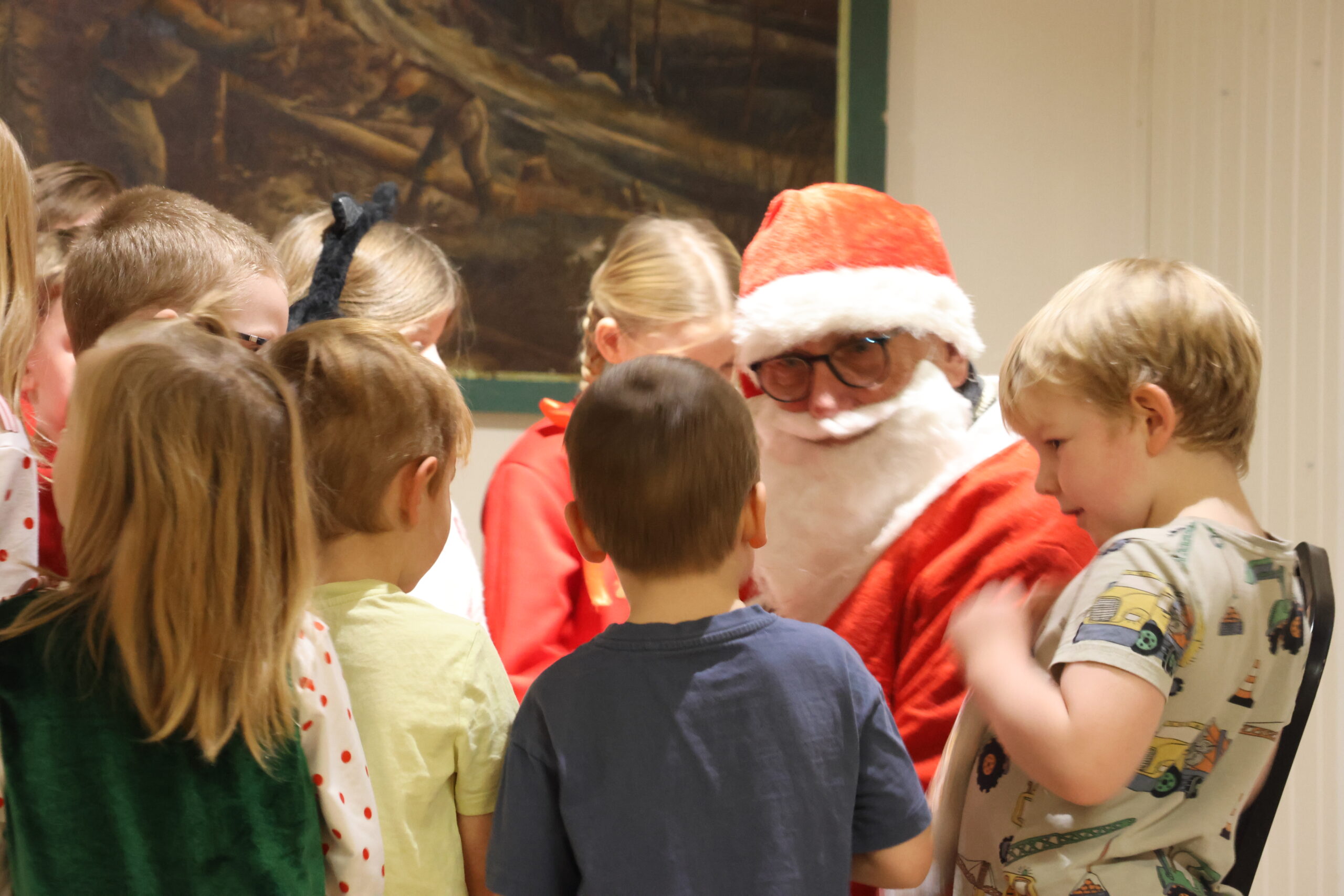 Nissefar fra Varaldskogen hadde sekken full av godter til barna på julemarkedet på Austmarka.