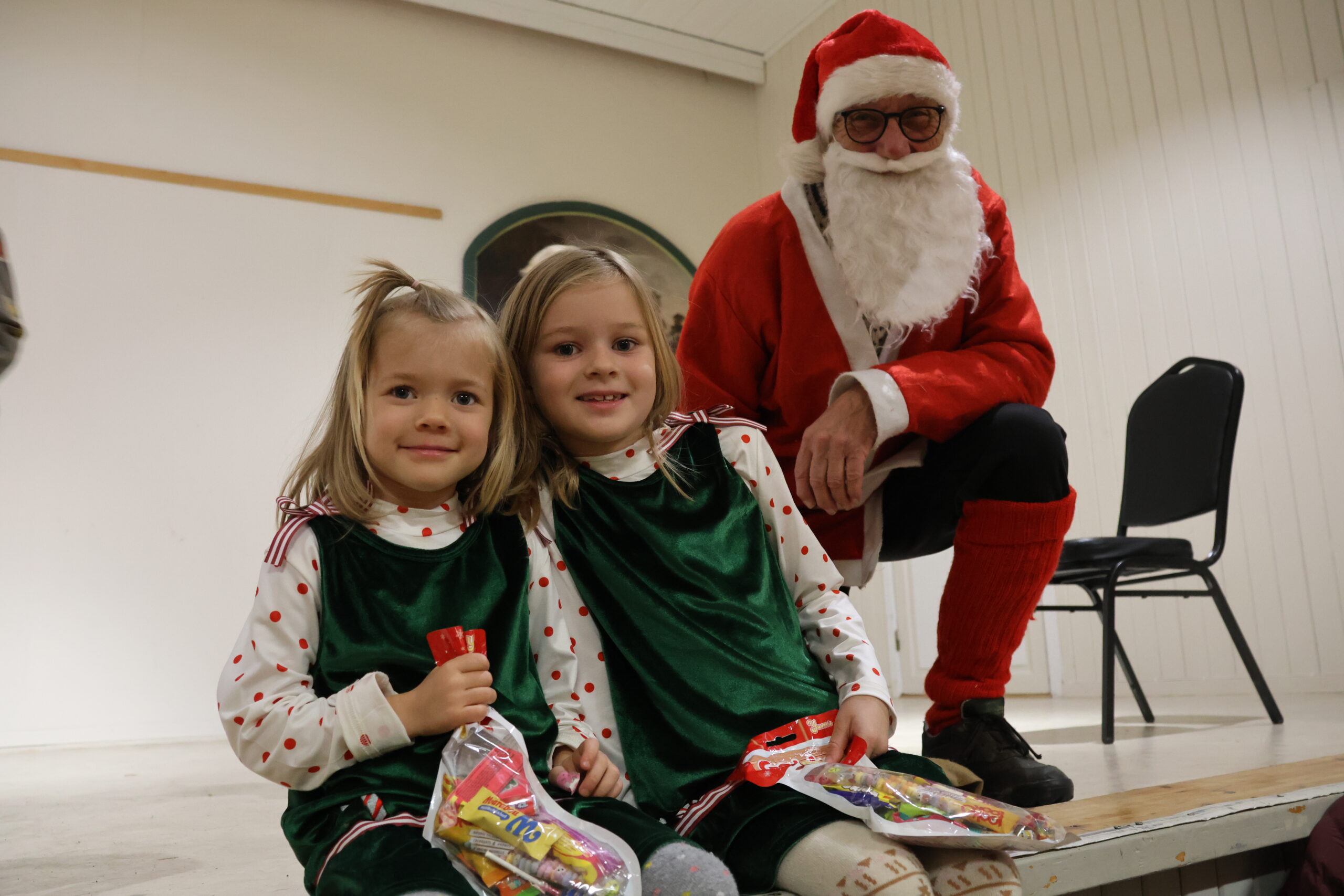 Norma Dahl Holmby (5år) og Selda Dahl Holmby(7år) fikk godtepose av nissen på samfunnshuset.