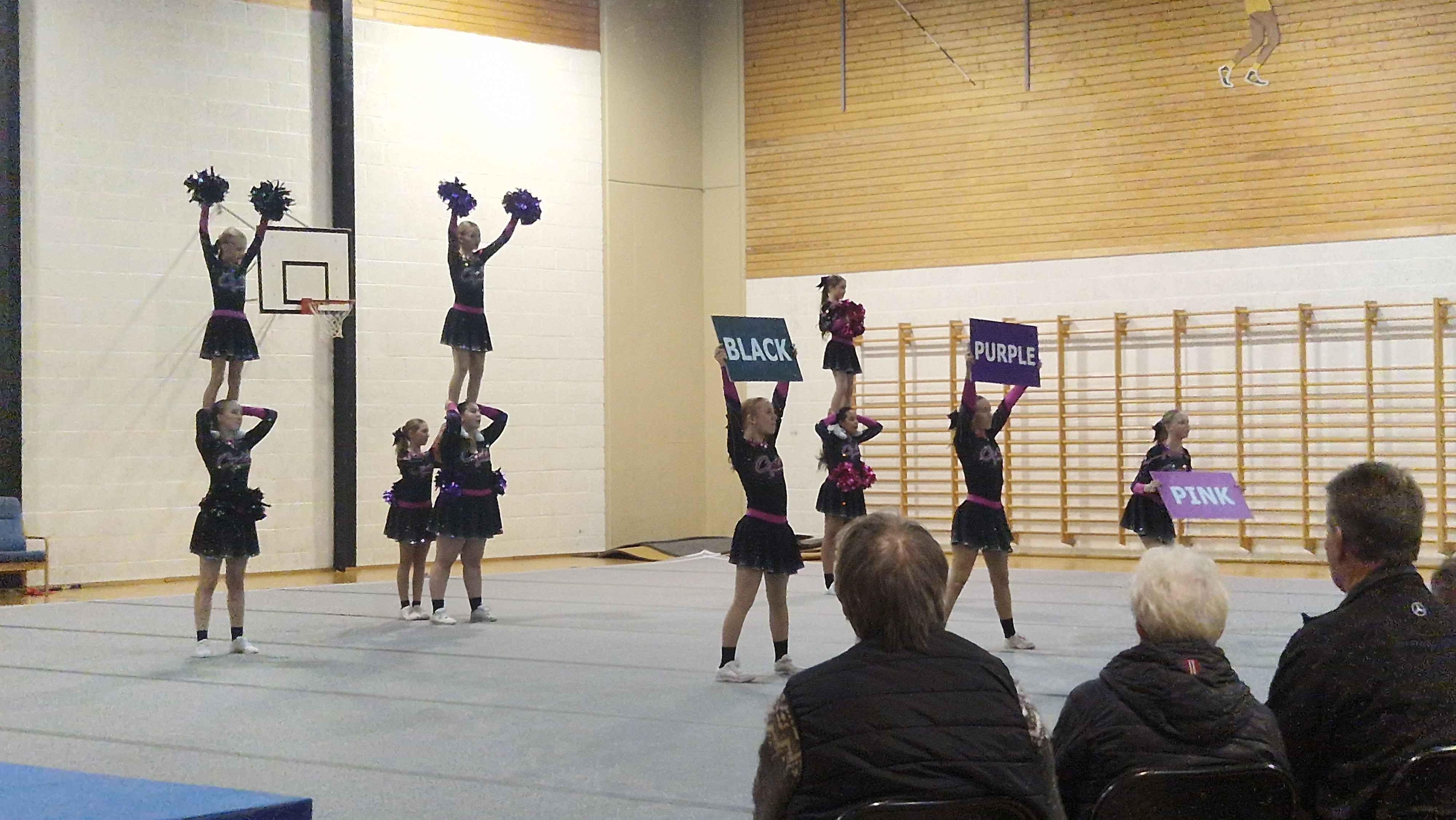 Cheerleaderne viste frem imponerende balansekunst.