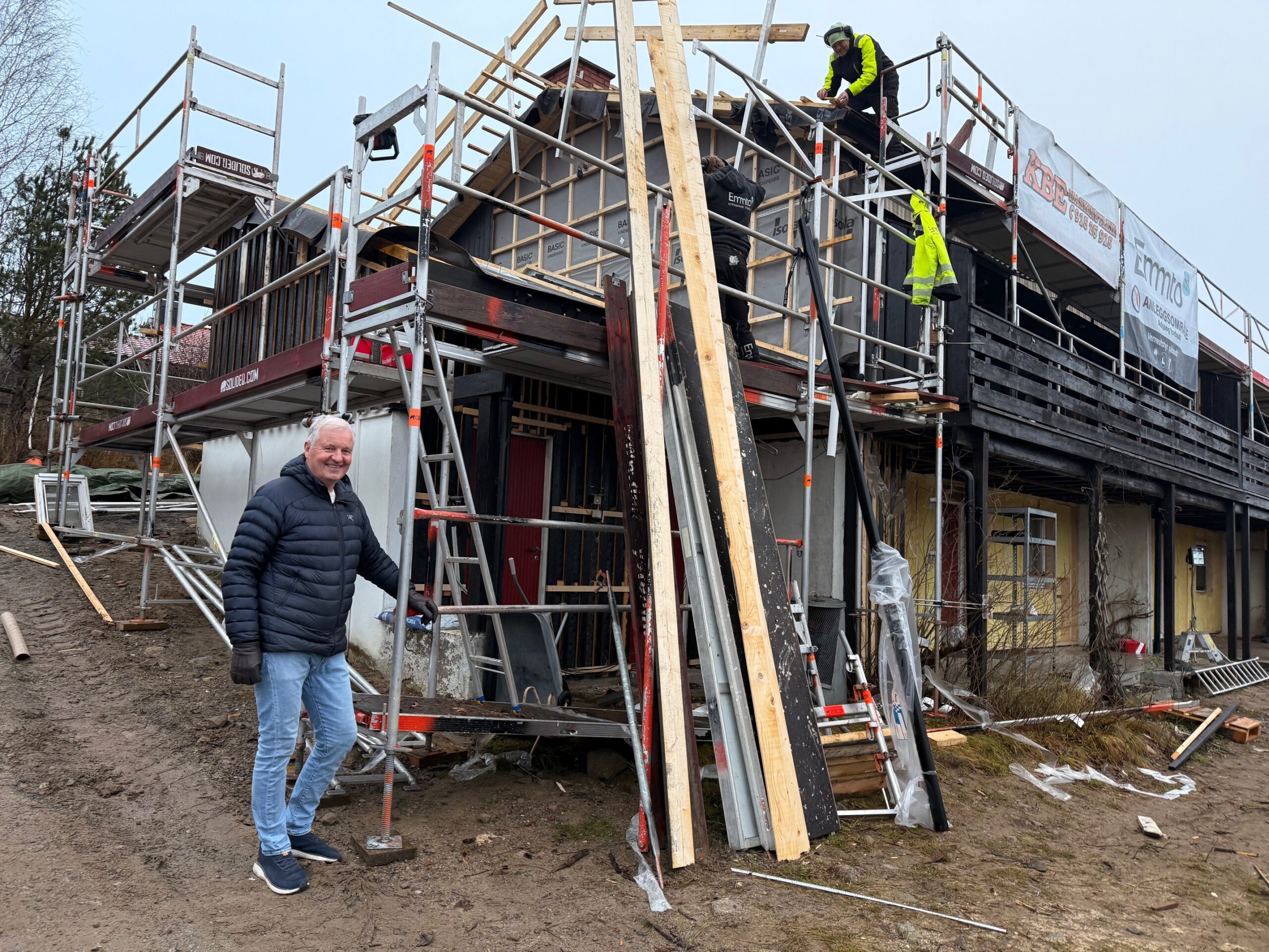 Tom Eidlaug kan konstatere at de 30 boligene i Skriverskogen akkurat nå ser ut som en ren byggeplass, men at de på våren neste år vil sitte igjen med oppgraderte og miljøvennlige boliger i Lyngveien.
