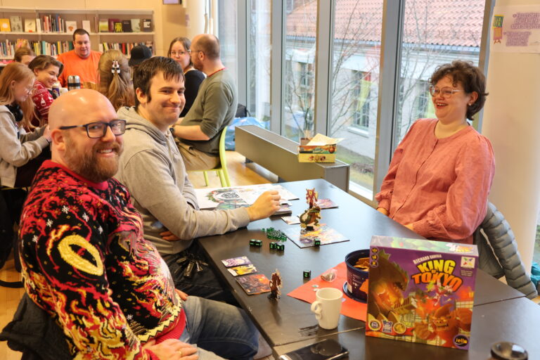 Lørdag spilte Ole Bekkeluind og hans medspillere på det ene spillebordet, King of Tokyo.