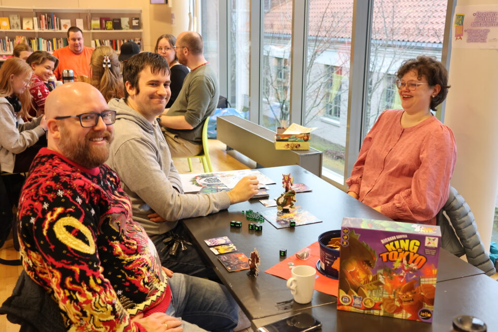 Lørdag spilte Ole Bekkeluind og hans medspillere på det ene spillebordet, King of Tokyo.