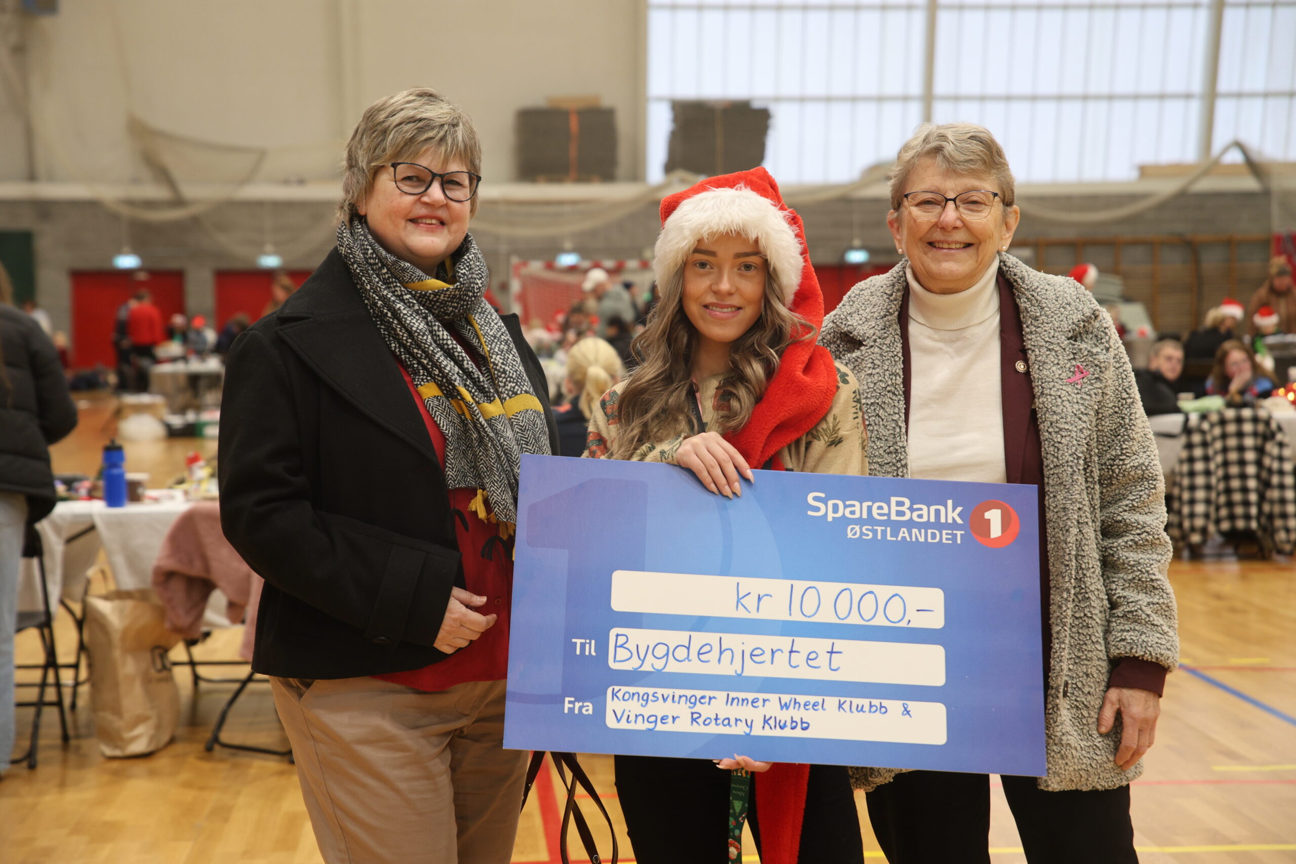 President i Vinger Rotary klubb Brit Helen Tørrisen (t.v.) og visepresident i Kongsvinger Inner Wheel, Anne Maren Gaarder var klare på at gaven til Bygdehjertet kommer til å blki godt brukt.