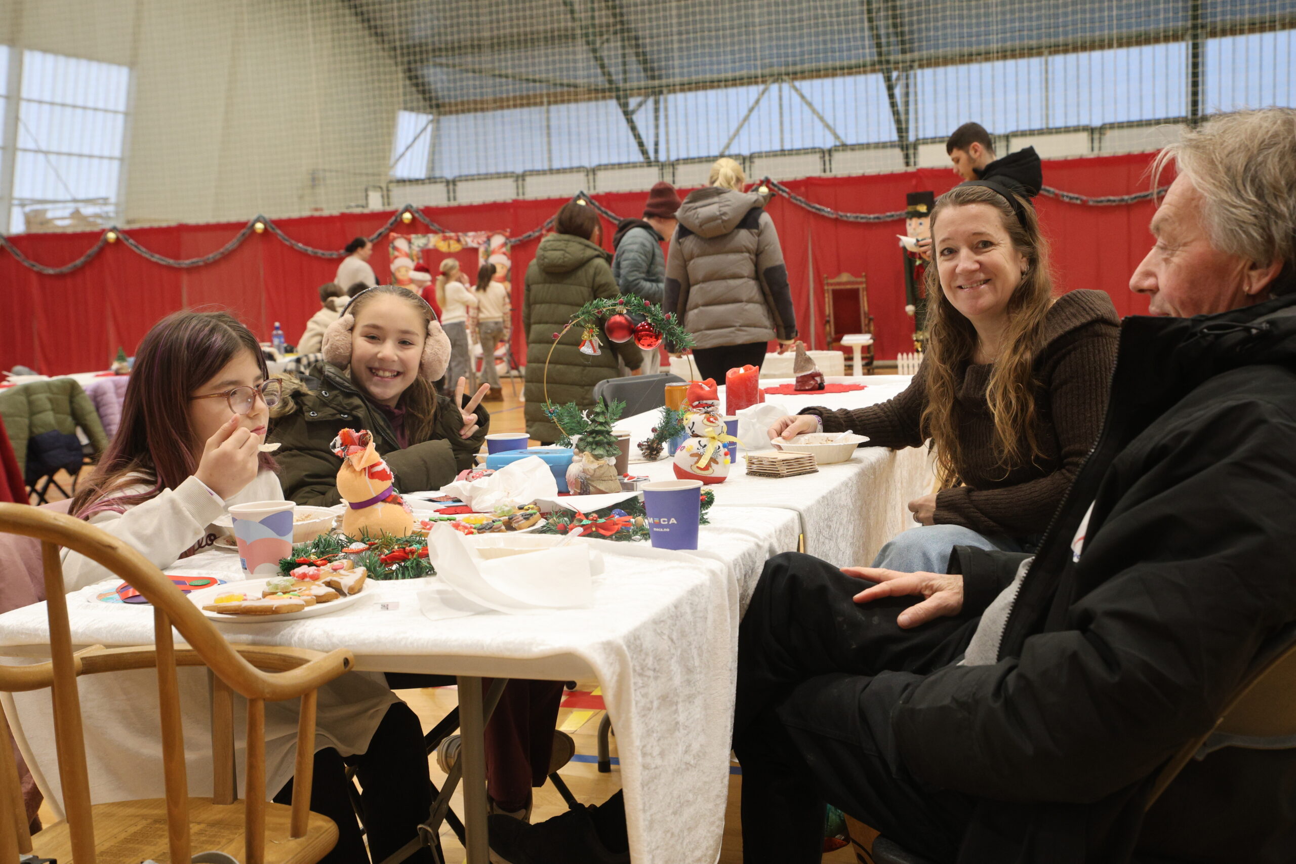 Iris-Iselin Støkker, Havin, Heidi Sylvia Støkker og Thor Kolberg Larsen koste seg på julemarkedet.