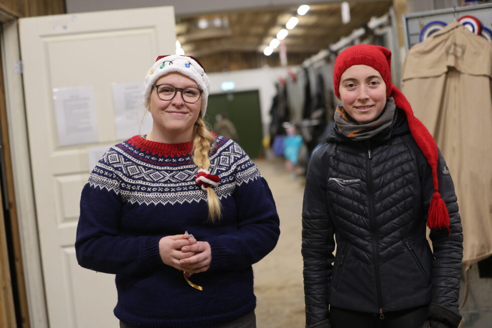 Sara Bekkemoen (t.v.) er godt fornøyd med å ha Sønnøy Svarthaug som rideskolelærer.