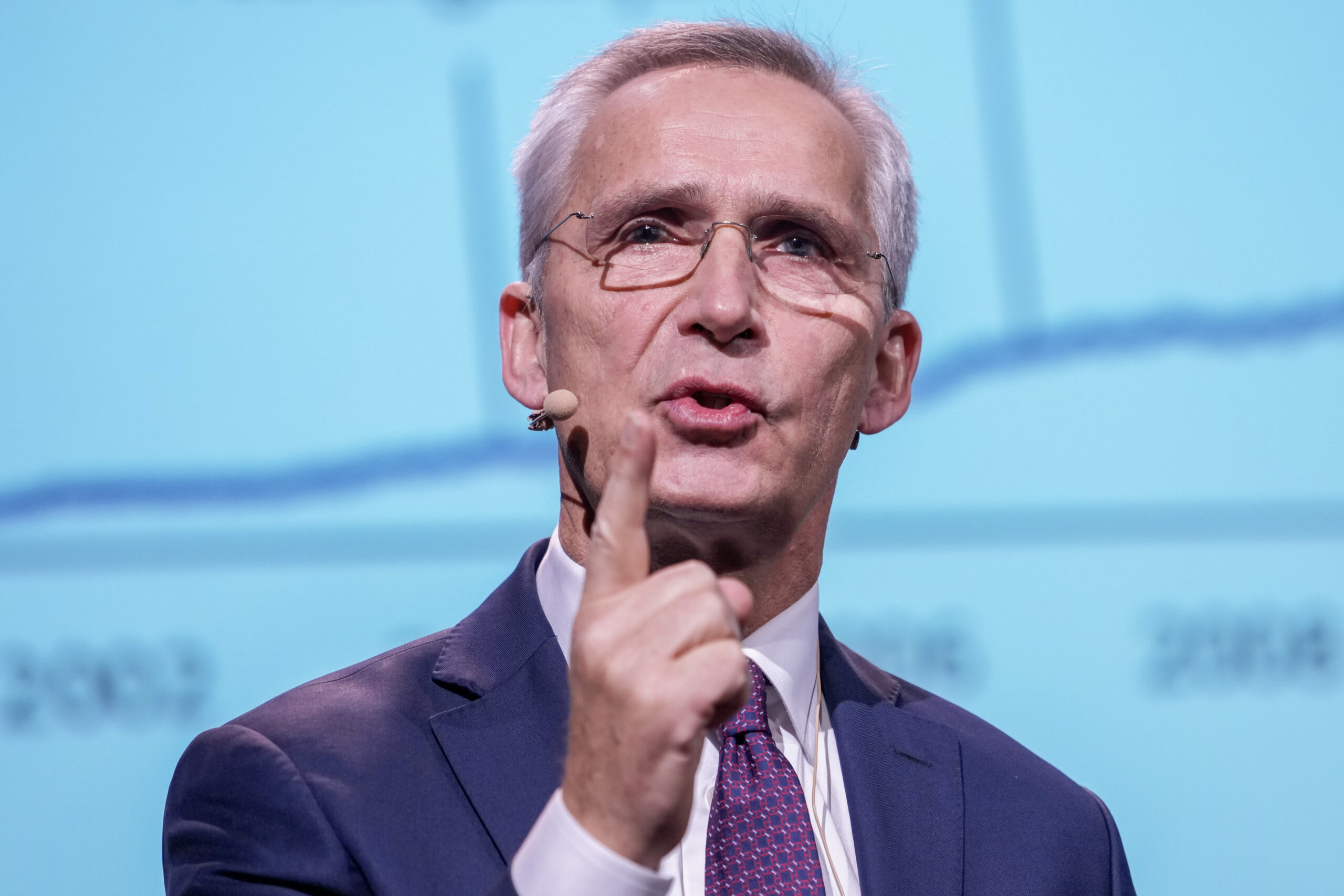 Finansminister Jens Stoltenberg (Ap) trekker ut 100.000 tilfeldige unger som skal delta i en forsøksordning med arbeidsfradrag.
