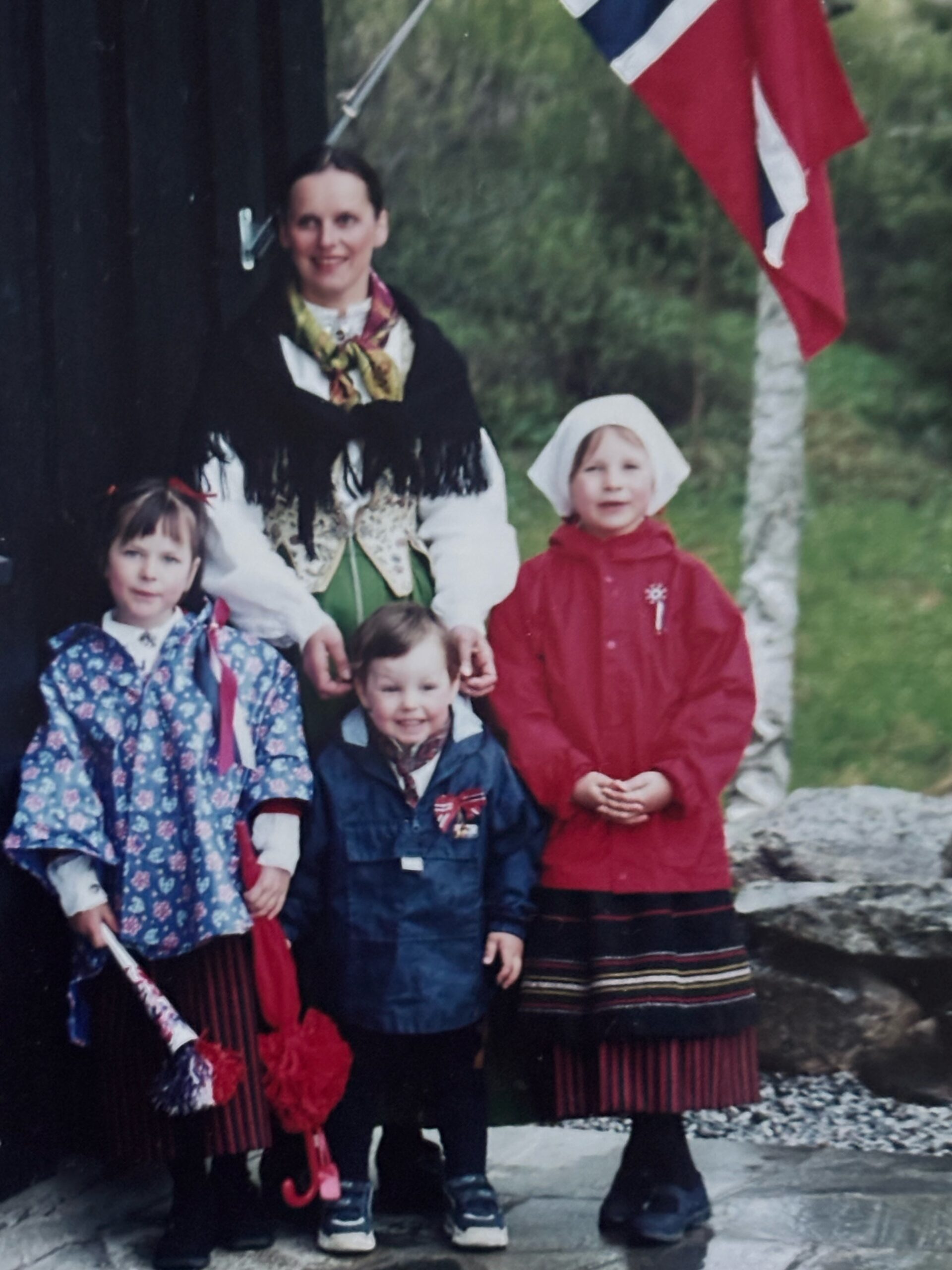 Kjersti sammen med barna sine Ingrid (f.v.), Carl Johannes og Fride i 2002.