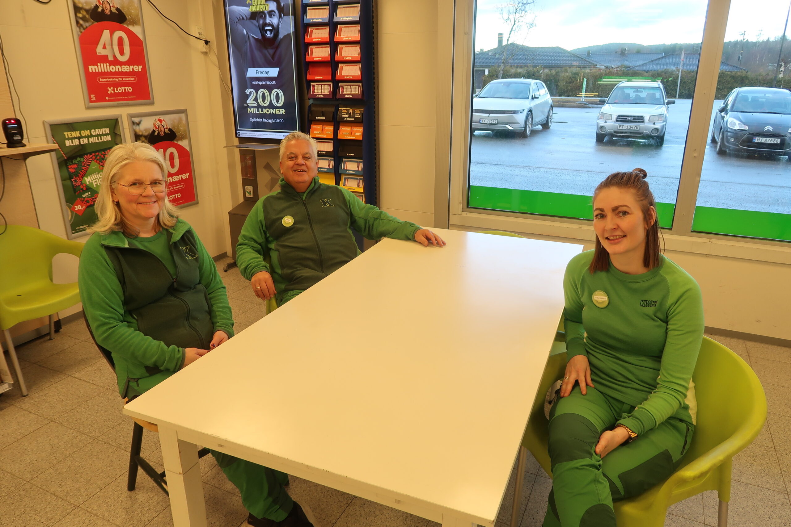 Ingunn Svensrud, Mads Furulund og Anne-Marie Andersson ved kroken i butikken som er en populær møteplass på Roverud.