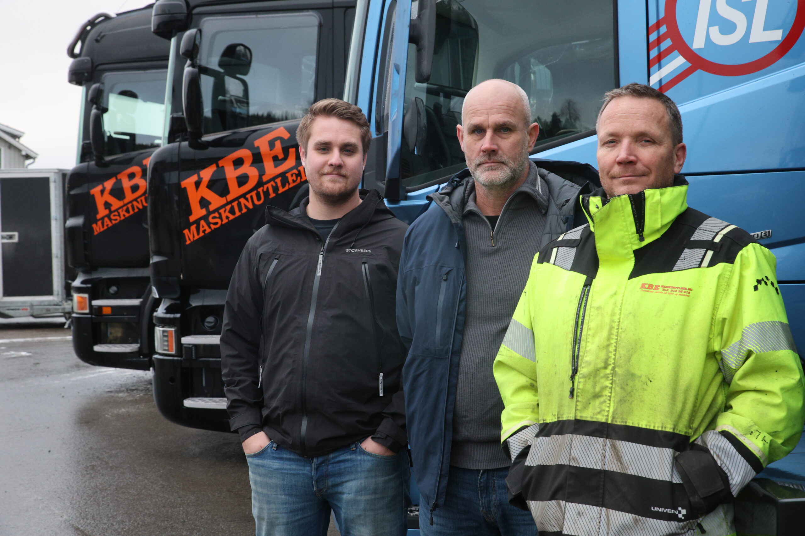 De slår sammen sine kranbiler til én flåte, noe som skal gi bedre ressursutnyttelse: Geir Granli, (daglig leder og medeier i U-Rent). Kristian Granli (medeier i U-Rent) og Erik Kaspersen (daglig leder og eier i KBE).