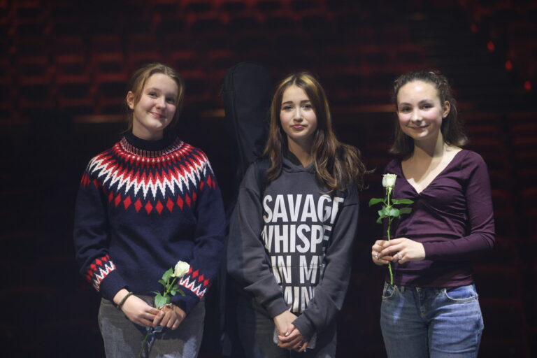 Leonora Bredevang, Laura Weronica Kilarska og Olivia Bergerud Johannesen storkoser seg på Kulturskolen.
