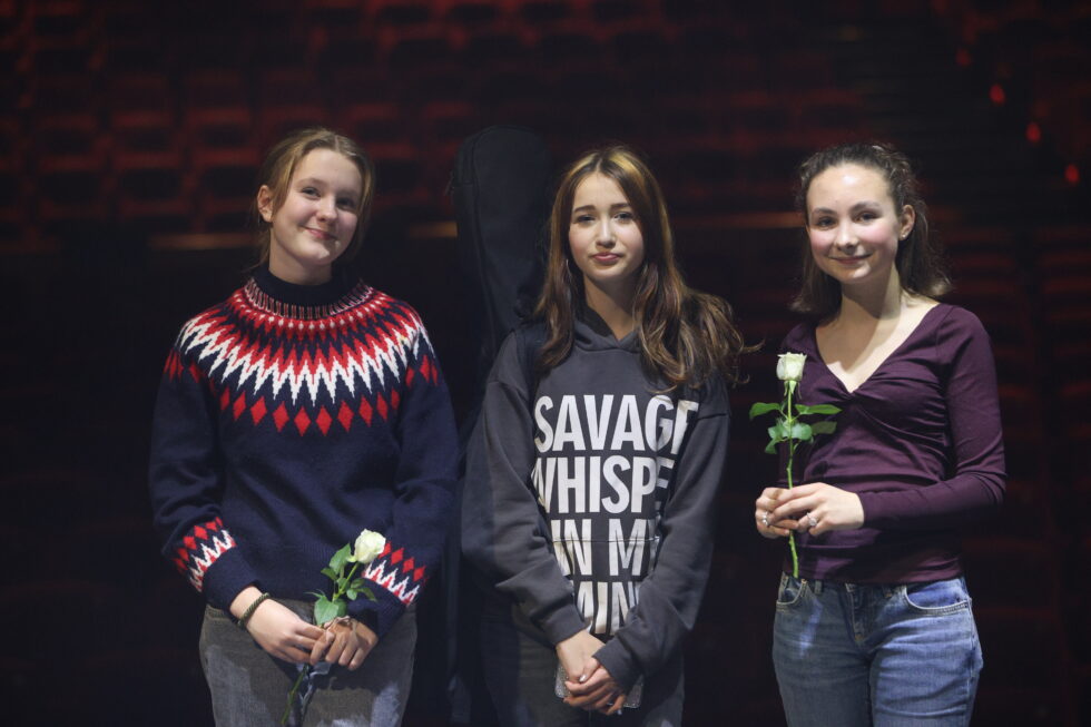 Leonora Bredevang, Laura Weronica Kilarska og Olivia Bergerud Johannesen storkoser seg på Kulturskolen.