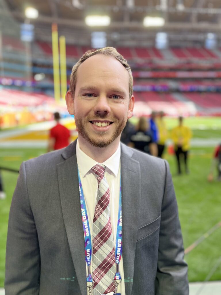 Her er Mattis Aurland Holt på plass ved banen under Super Bowl 2023 i Phoenix.