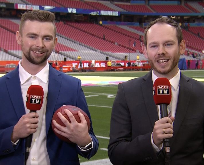 I 2023 dekket Mattis Aurland Holt (til høyre) og Anders Leine Superbowl i Phoenix for VG. Leine er fra Lillehammer og jobber som trener på collegenivå i USA. .