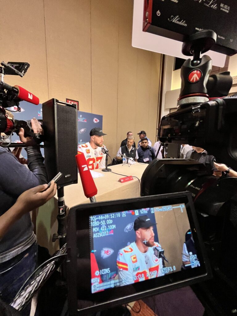 Mattis var også på pressekonferansen med blant annet stjernespiller Travis Kelce i 2023. Kelce spiller i dag for Kansas City Chiefs og er for mange utenfor sporten også kjent som Taylor Swift sin forlovede.