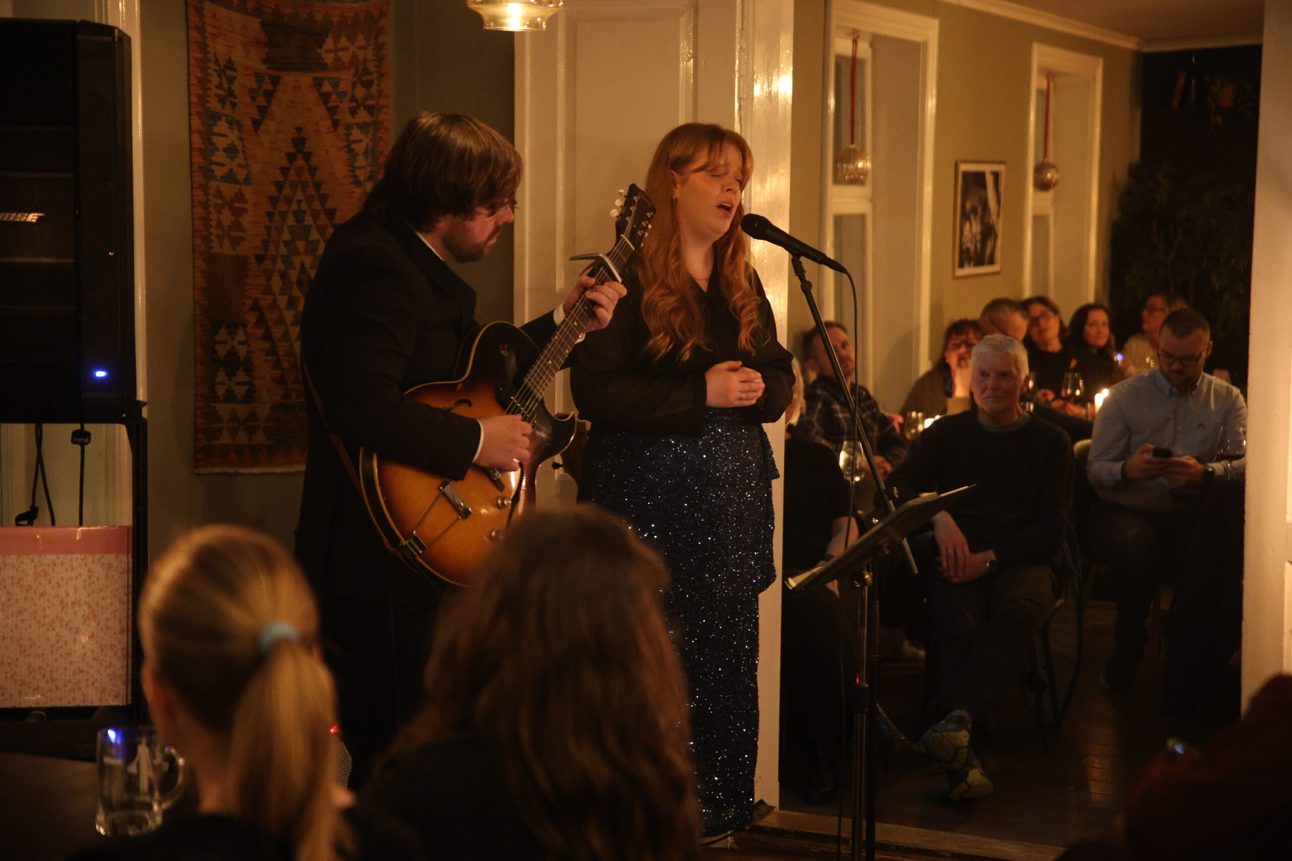 Det er godt og intimt på Kafé Bohem under konsertene.