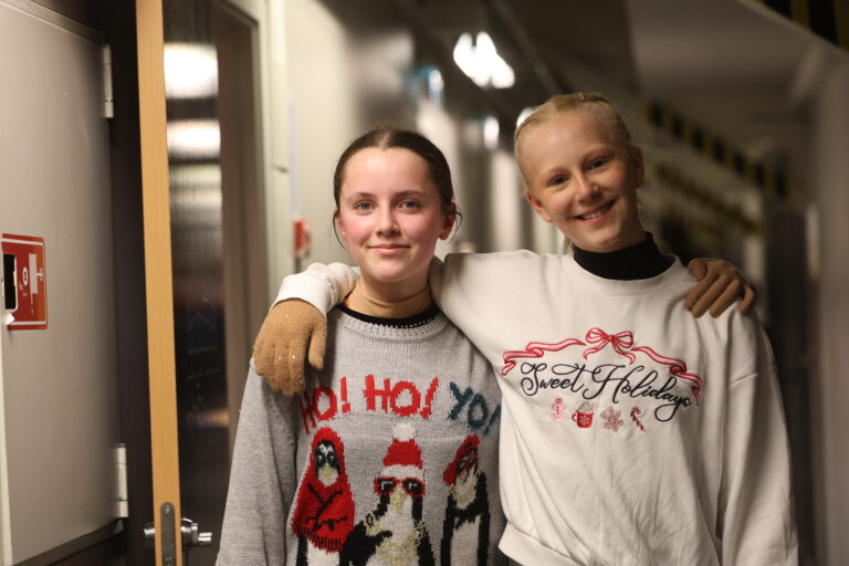 Sigrid Grotle og Rikke Caroline Brandsegg stortrives med kunstløp.