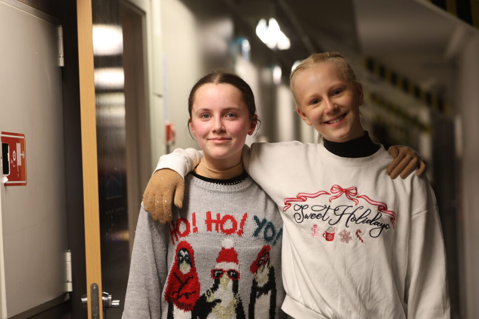 Sigrid Grotle og Rikke Caroline Brandsegg stortrives med kunstløp.