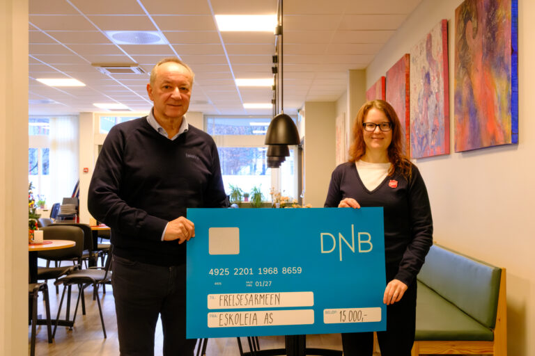 Adm.direktør ved Eskoleia kunne overrekke Frelsesarmeen representert ved korpsleder Marie-Louise Bourquin, en sjekk på 15000 kroner fra de ansatte ved Eskoleia.