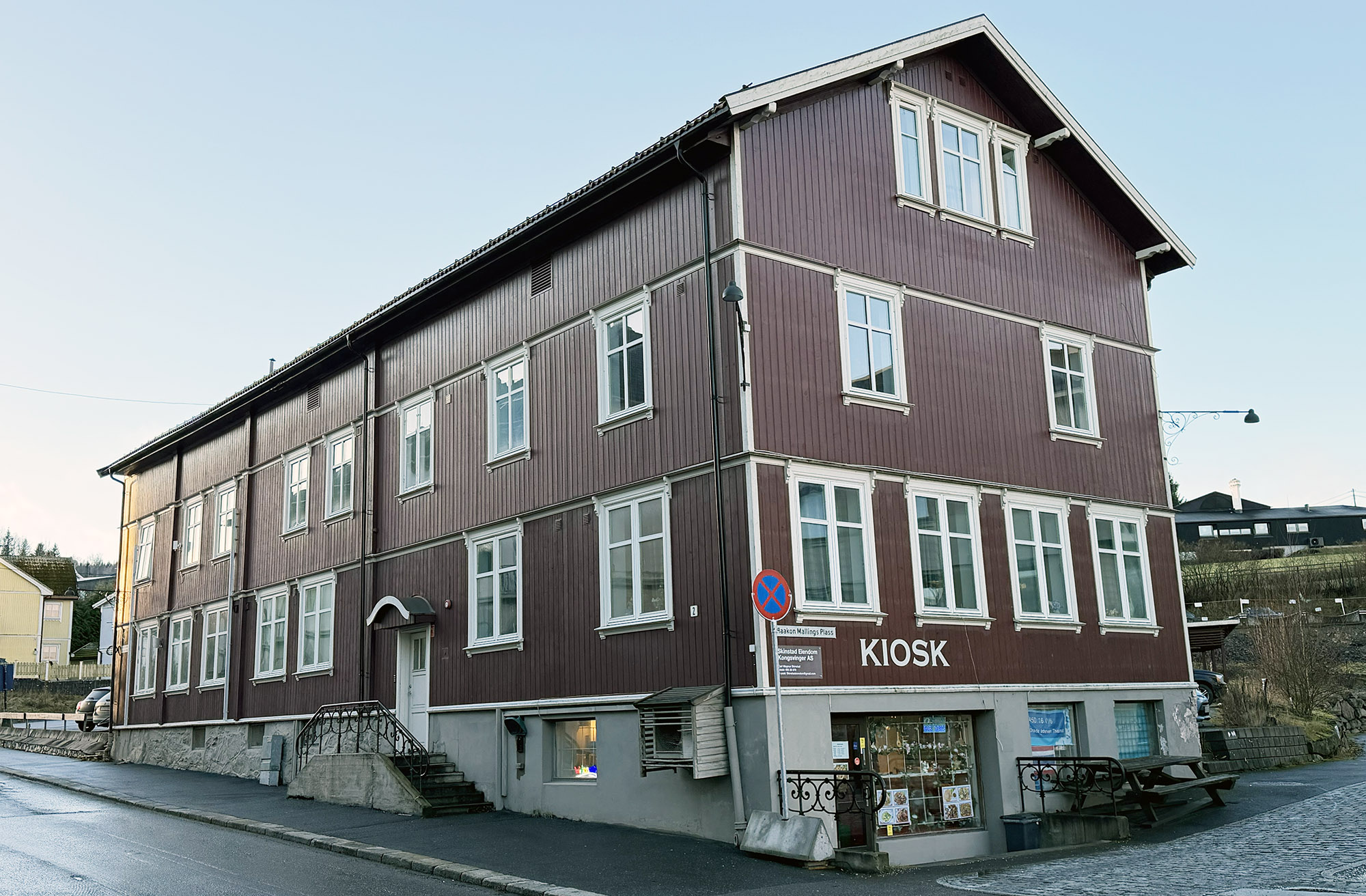 Kjøpmann Bernt Grundseth kjøpte en tomt allerde i 1872. Midt på 1880-tallet bygde han en stor gård med opp mot ti leiligheter, senere kjent som apotekergården til Malling.