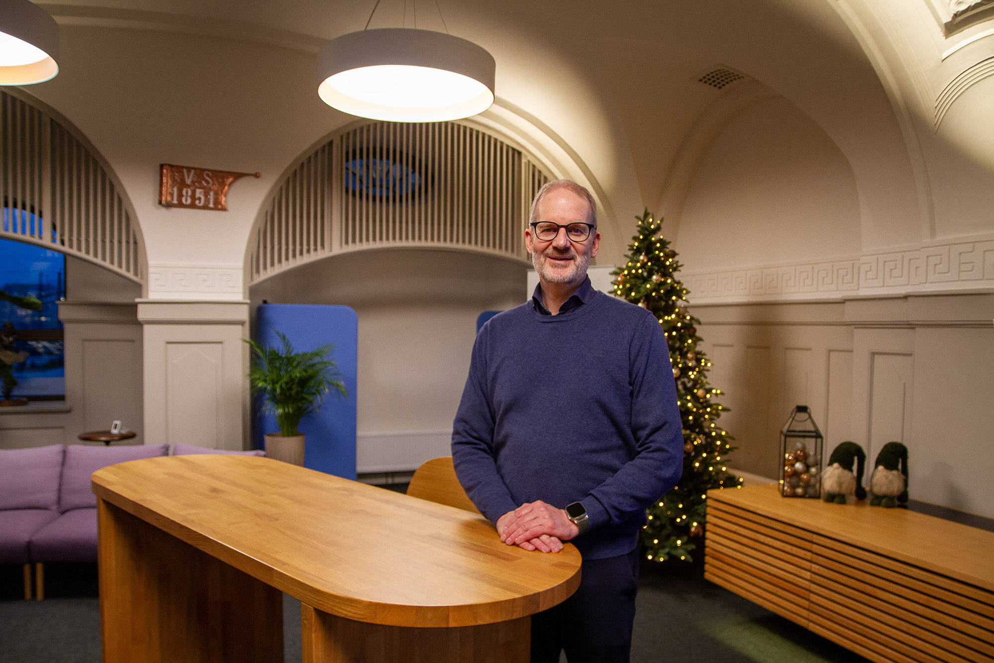 Banksjef Erik Hammerstad i den gamle ekspedisjonen til Vinger Sparebank. Han er stolt over den lange historien til det ikoniske bygget.
