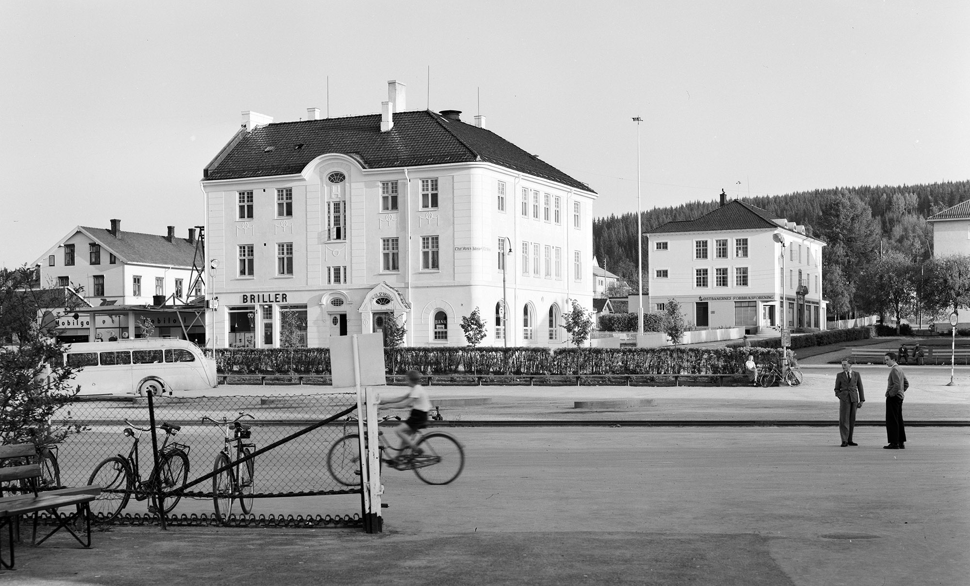 Vinger Sparebank midt på 50-tallet sett fra stasjonstomta.