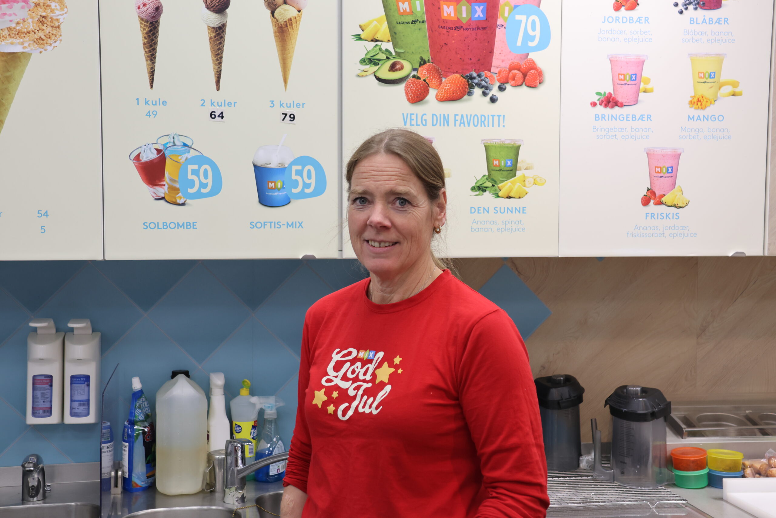 Flax-lodd og julehefter er det mange som skal ha til jul, forteller Monica Berntsen i Mix Kiosken Kongsssenteret.