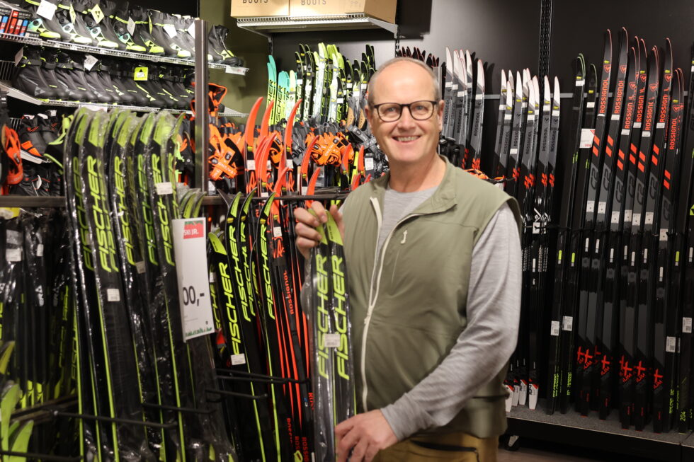 Per Arne Tollefsbøl i Nye Sporten ønsker seg snø til jul. Nå går det flere par joggesko enn ski om dagen, forteller han.