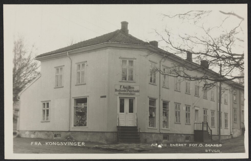 Kjenner du deg igjen? Årstallet er 1927.og bildet viser F. Aug. Hess bokhandel. Bildet er hentet fra et gammelt postkort fra Kongsvinger.