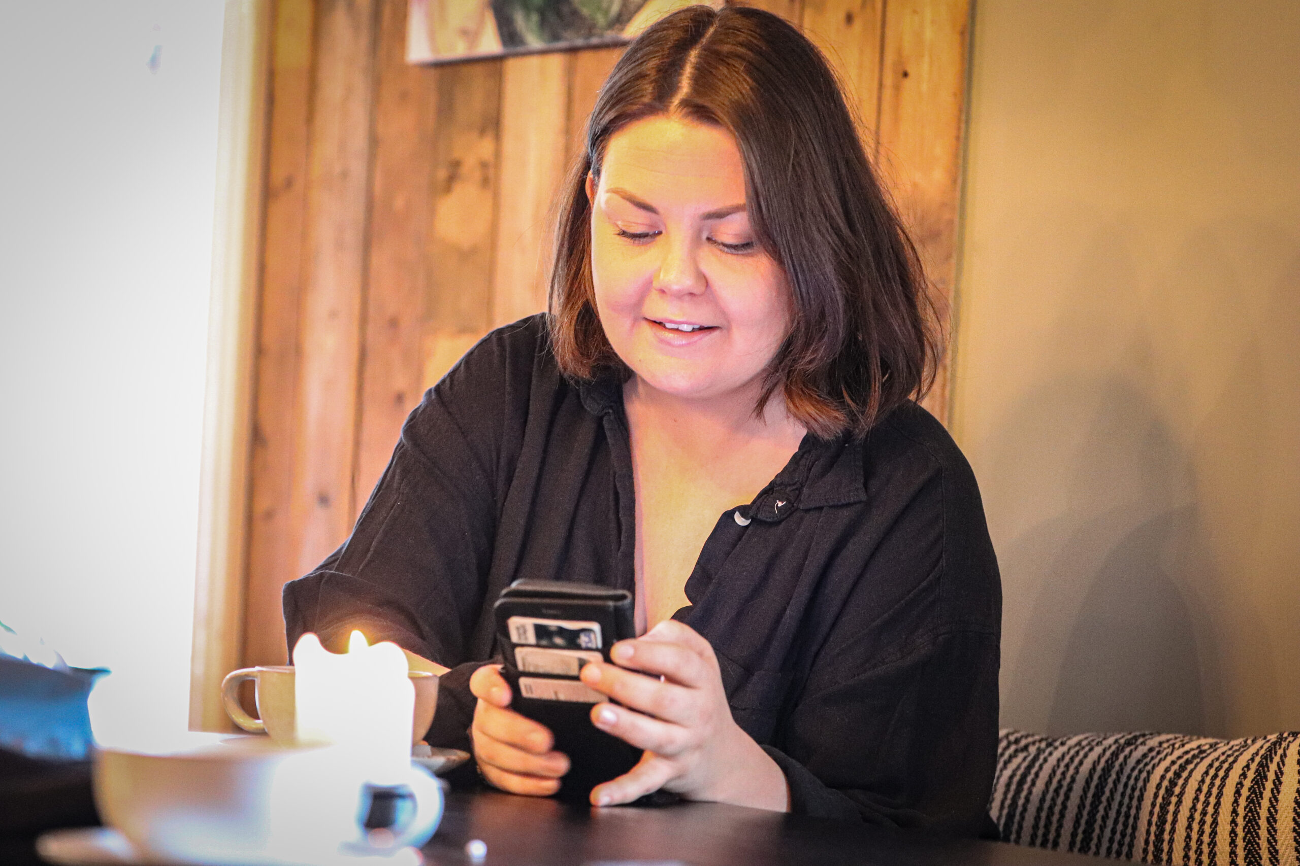 - Selv om jeg forsøker å være «på gølvet» så ofte jeg kan, så er jeg likevel ikke en helt vanlig ansatt. Det blir en del telefonsamtaler og e-poster i tillegg, innrømmer Mari.