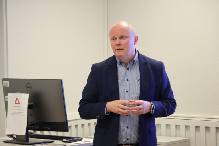 Kommunedirektør Lars A.Uglem legger fram en økonomirapport neste uke der det kommunale overskuddet er redusert med 15 millioner siden august.