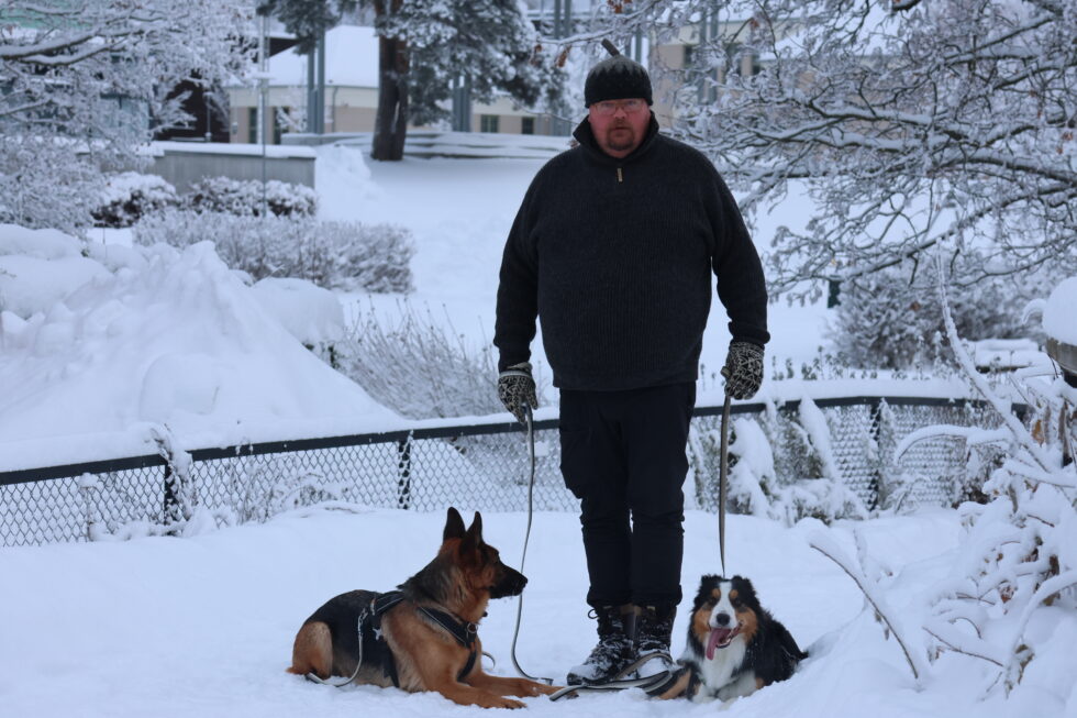 Jan Mohn Andreassen med hundene Pippi (t.v) og Teddy,