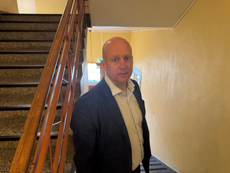 Kommunalsjef Kjetil Wold Henriksen innrømmer at det vil måtte gå noen måneder før det innføres endringer i parkerings-reglene som politikerne vedtok i budsjettet for 2026.