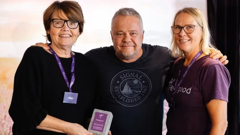 Ellen Lidal (t.v.) og Line Paulsen fra Feelgood Kongsvinger ble hedret med prisen "Årets Feelgood-senter". Her er de to sammen med Feelgood-gründer Truls Nebel.