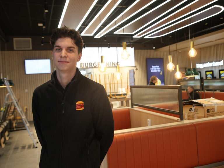 Jørgen Dahlsveen er godt fornøyd med den første måneden etter åpningen av Burger King på Byporten.
