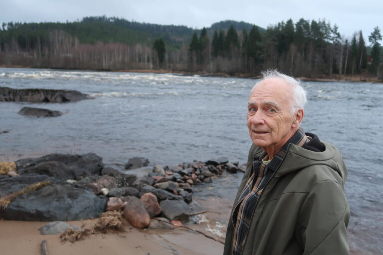 Svein Axel Moen fra Brandval har lansert sin tredje novellesamling, Her ved Norsfossen som gjerne kunne vært miljø i en av hans noveller.