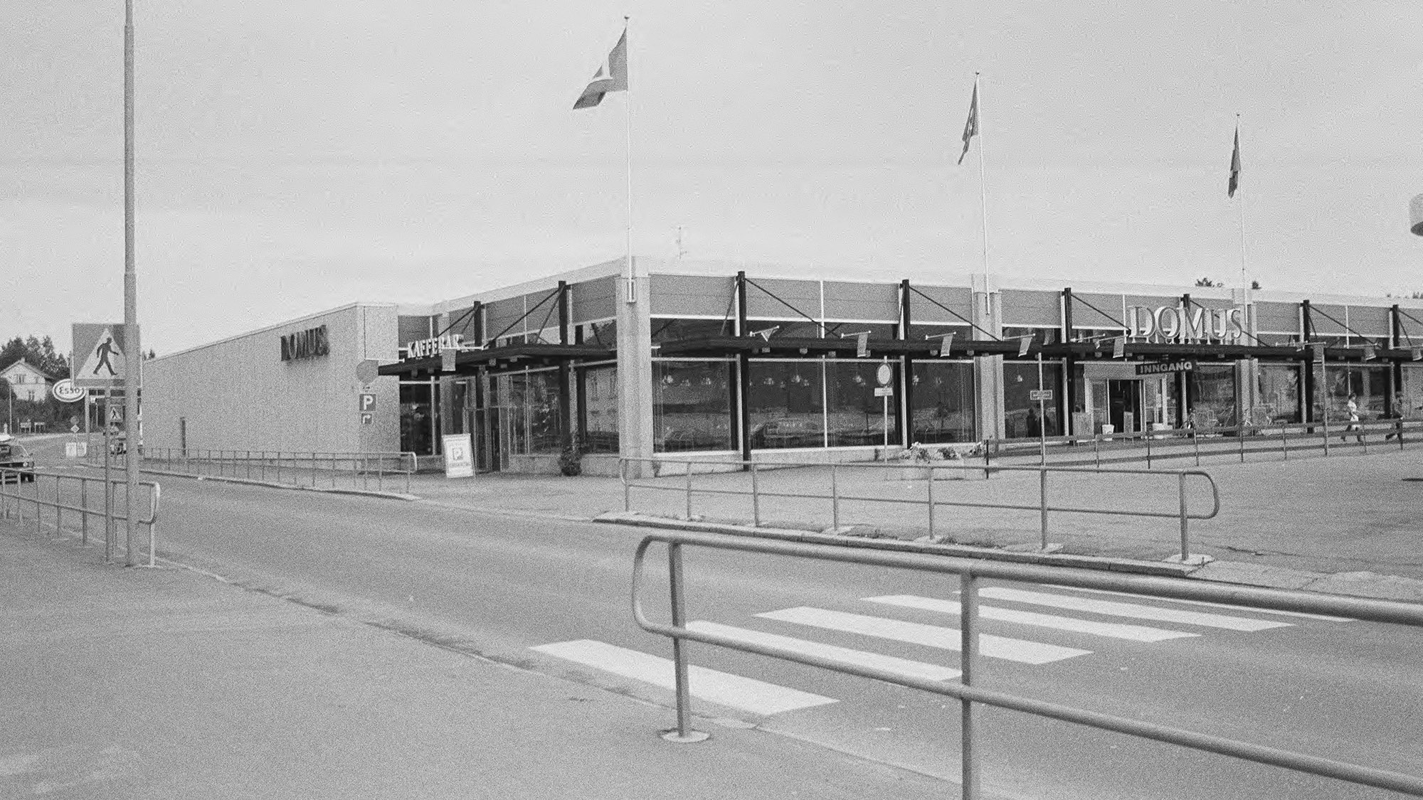 På 70-tallet gjennomgikk Stasjonssiden en enorm forvandling. Gamle trehus ble revet, Gågata kom på plass, flere av de gamle tverrgatene endte nå i Jernbanegata og nye gårder som Domus kom til.