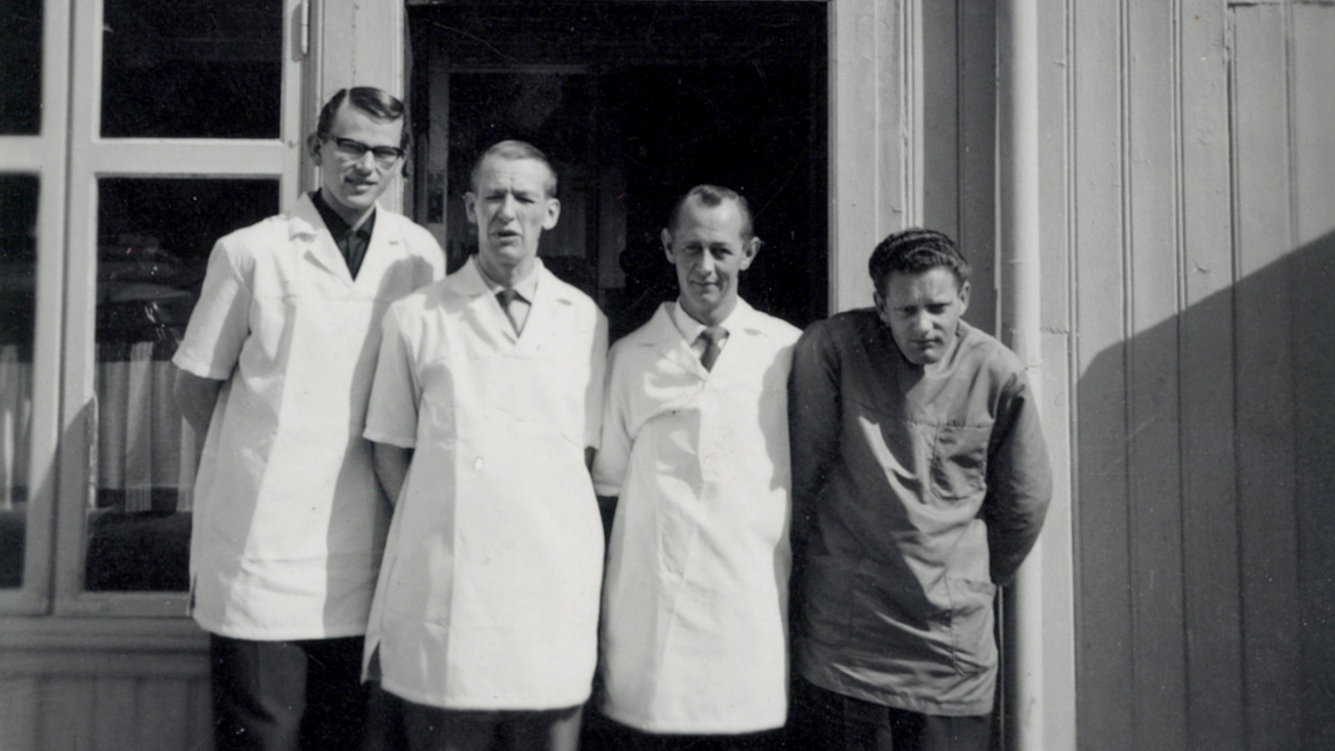 Frisørene Jan Petter Haug, Reidar Andersen, Jørgen Jensen og Jørgen Andersen utenfor Wella frisørsalong i Glommengata 32. Reidar Andersen er artikkelforfatterens bestefar.