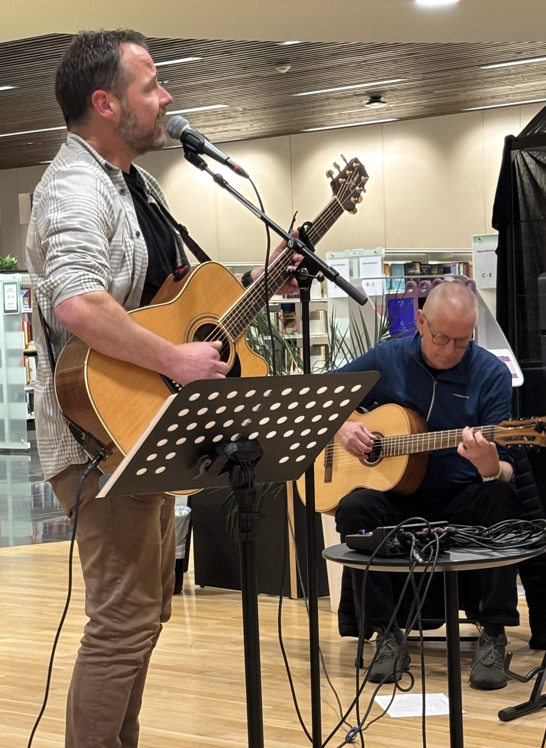 På bokbadet var det musikalske innslag framført av Bernt Sætaberget og Sigurd Glendrange.